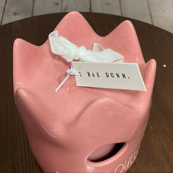 Rae Dunn Artisan Collection Pink Crown shape birdhouse “Queen” imprint NIB - Picture 4 of 5